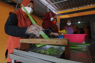 Membuat Keripik dari Tanaman Lompong, Berikut Foto-fotonya