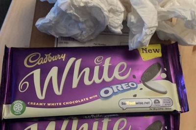Beli iPhone 13 Lewat Online, Pria Ini Malah Temukan Isi Paket Berubah Jadi Coklat Batangan