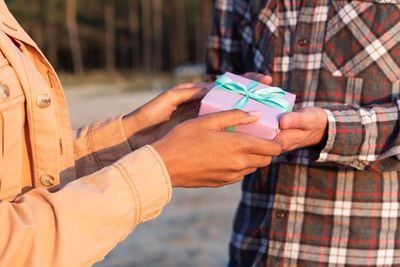 Mengenal Act Of Service, Bahasa Cinta dengan Melakukan Sesuatu Sesuai Keinginan Pasangan