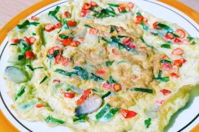 Menu Sarapan Simpel, Bikin Telur Dadar Cabai Daun Jeruk Yuk