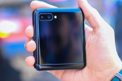 Samsung Galaxy Z Flip Generasi Pertama Mulai Dapatkan Update One UI 4 Terbaru