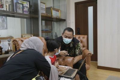 Hendi Semangati Reno, Beri Kaki Palsu Hingga Laptop