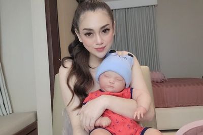 Lagi Trend, Celine Evangelista Ikuti Jejak Ivan Gunawan Adopsi Boneka Bayi Laki-Laki