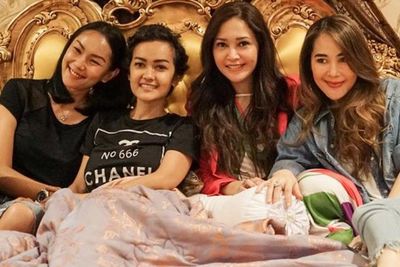 Maia Estianty Unggah Foto Lawas saat Kunjungi Mendiang Julia Perez, Panjatkan Doa