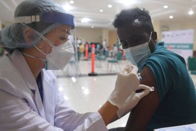 Orang yang Sudah Terima Vaksin Booster Alami Gejala Ringan saat Terinfeksi Omicron