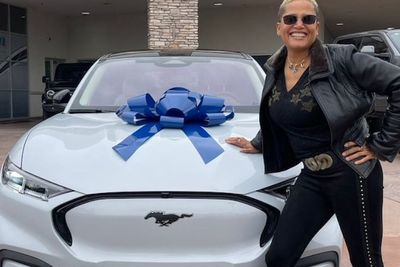 Astronot Wanita SpaceX: Mustang Mach-E Lebih Oke dari Tesla, Elon Musk Bye!
