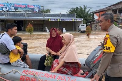 Detik-detik Proses Evakuasi Ibu Mau Melahirkan di Tengah Banjir