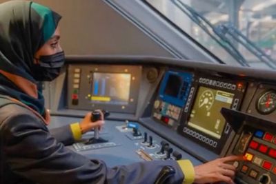 Perempuan Saudi Ditawari Gaji Rp30 Juta Sebulan Untuk Jadi Masinis Kereta Cepat