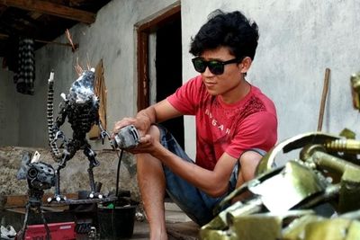 Awalnya Iseng, Pria Ini Sukses Bisnis Miniatur Robot dari Limbah Onderdil