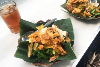 Cuma Jual Nasi Jagung, Tapi Sehari Laku 300 Porsi! Apa Istimewanya?