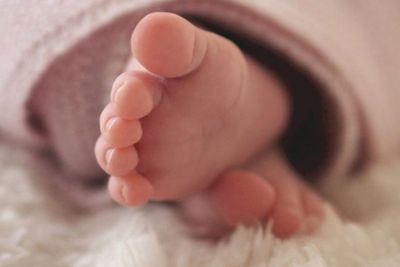 Bayi Baru Lahir Ditemukan di Tong Sampah Toilet Pesawat