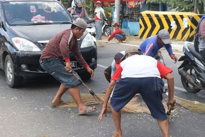Kisah Mistis di Balik Tradisi Penyapu Koin di Jembatan Indramayu