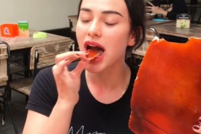 Rahasia Kulit Babi Guling Glowing dan Kriuk, Bikin Lidah Nora Alexandra Bergoyang