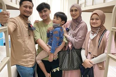 Fenita Arie Sedih Lihat Putra Bungsunya Alami Infeksi Bakteri hingga Dirawat di RS