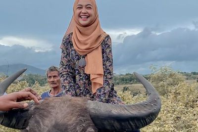 Bukannya Takut, Ria Ricis Malah Sumringah saat Naik Kerbau, Potretnya Banjir Pujian