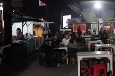 Dulu Tempat Parkir Liar, Kolong Jembatan Ini Surganya Kuliner Malam!