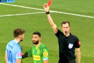 Cetak Gol Lewat Penalti seperti Messi, Pemain Ini Malah Diusir Keluar Lapangan