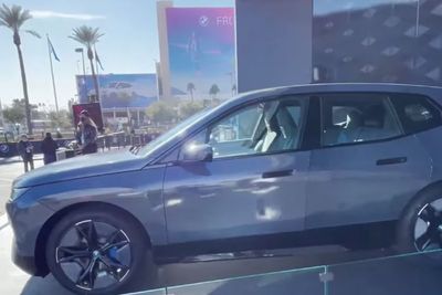 Keren, Mobil BMW Ini Bisa Berubah Warna dalam Waktu Sekejap