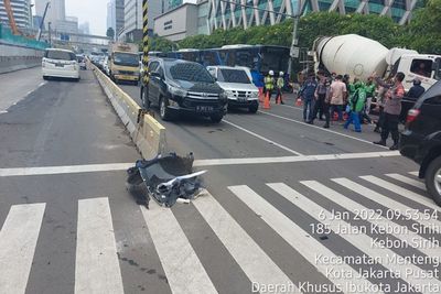 Viral Mobil Hajar Pemotor Hingga Ringsek di Kebon Siri, Begini Kronologinya