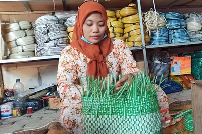Di Sini Tempat Produksi Tas yang Sering Dipakai Ibu-ibu Pejabat