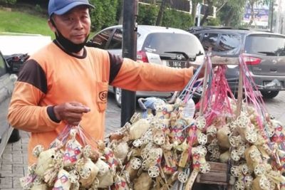 Kisah Pak Lampit Penjual Mainan Tradisional, Kayuh Sepeda Tua dari Lamongan ke Surabaya
