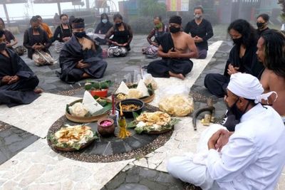 Perihal Sesajen Gunung Semeru Ditendang Pria Berompi Hitam, Benarkah Bikin Tuhan Murka?