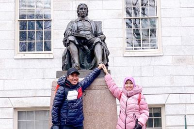 Ini Lho Penyebab Kaki Kiri Patung Harvard jadi Kuning Keemasan