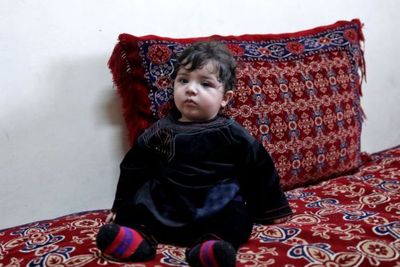 Bayi Afghanistan yang Dievakuasi Lewat Pagar Berduri Bertemu Kembali dengan Keluarga