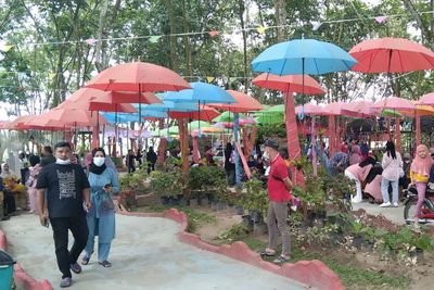 Dulunya Rawa, Kini Disulap Jadi Taman Penuh Pelangi