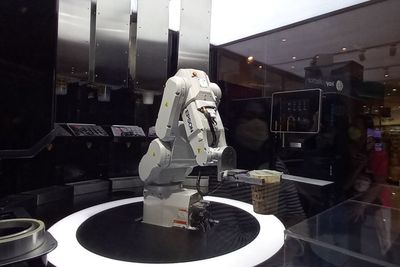 Canggih! Beli Kopi di Minimarket Ini Dilayani Robot Barista
