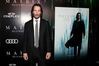 Keanu Reeves Traktir Rekan Kerjanya Menonton Pemutaran Perdana The Matrix Resurrections