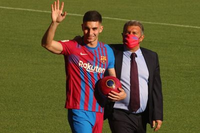Berkat Samuel Umtiti, Barcelona Akhirnya Bisa Daftarkan Ferran Torres ke La Liga