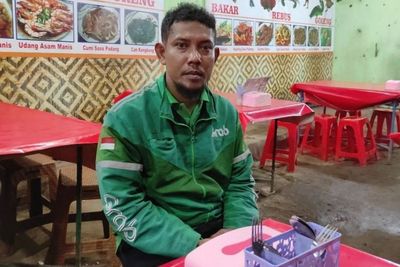 Viral Driver Ojol Linglung di Warung Pecel Lele usai Motor Hilang Dilarikan Penumpang