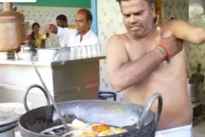 Hanya Punya Satu Tangan, Penjual Gorengan Ini Tempel Adonan ke Ketiak Sebelum Digoreng