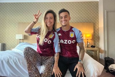 Berpose di Atas Ranjang, Coutinho dan Istri Kompak Pakai Jersey Aston Villa