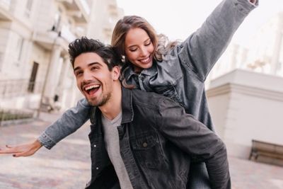Jangan Ragu Menyatakan Cinta, Ini 5 Tanda Si Dia Juga Menyukai Kamu