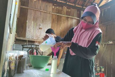 Harga Minyak Goreng Naik, Pengusaha Minyak Kelapa di Pacitan Banjir Orderan