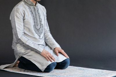 Doa Duduk di antara Dua Sujud beserta Bacaan Latin dan Artinya