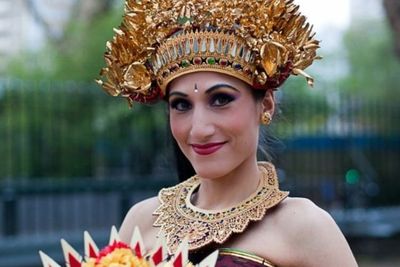 Keren! Bule Cantik Ini Kuasai Lebih dari 20 Tarian Tradisional Indonesia