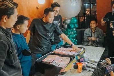 Menang Lelang, Juragan 99 Serahkan Uang Rp1 Miliar Pakai Koper untuk Bangun Masjid