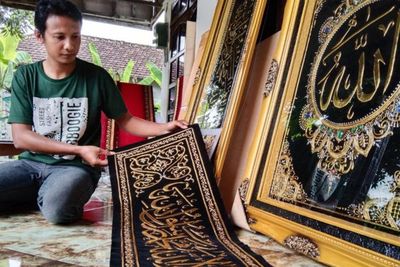 Uniknya Gaya Kaligarafi Seniman Tulungagung Berbahan Kertas dan Lem, Bernilai Jual Tinggi