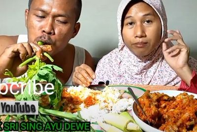 Aksi Pasutri Mukbang Sayur Mentah, Batang Pepaya hingga Kaktus Jadi Lalapan