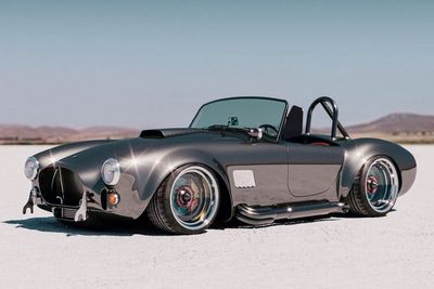 Shelby Cobra 427 dengan Roda Akrilik yang Terlihat Modern