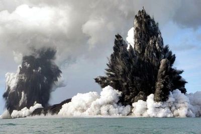 Foto-foto Jarak Dekat Letusan Gunung Bawah Laut Hunga Tonga-Hunga yang Memicu Tsunami