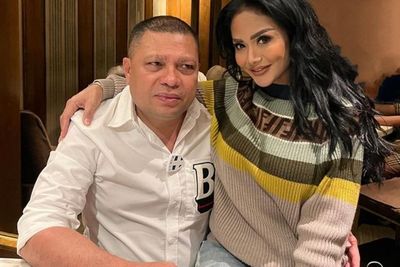 Viral Serial Layangan Putus , Krisdayanti Pamer Kemesraan Dipangku Raul Lemos