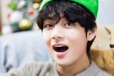 Kim Tae-hyung Cetak Sejarah, Raih Penghargaan Lagu Korea Durasi Terlama di Chart iTunes