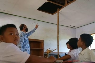 Dear... Mas Menteri Nadiem, Siswa di Ponorogo Belajar di Bawah Ancaman Maut!