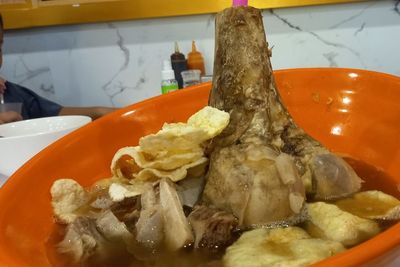 Tulangnya Gede Banget! Sedot Sumsum Tulang Raksasa Ini, Auto Kenyang!