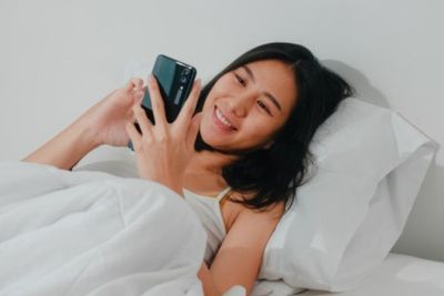 Ini Alasan Kenapa Langsung Buka Handphone setelah Bangun Tidur Bikin Harimu Tak Semangat