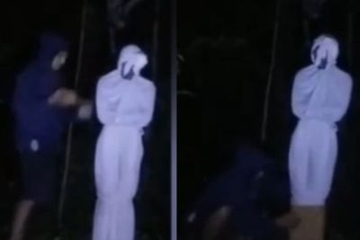 Momen Pemuda yang Lakban Sosok Diduga Poncong di Malam Hari, Bikin Publik Heran